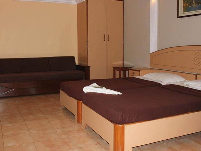 Amigo Plaza Hotel Колва Екстериор снимка