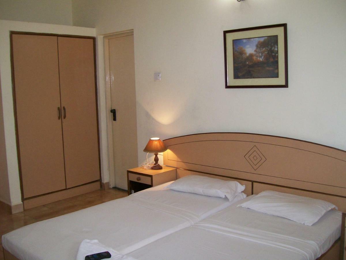 Amigo Plaza Hotel Колва Екстериор снимка