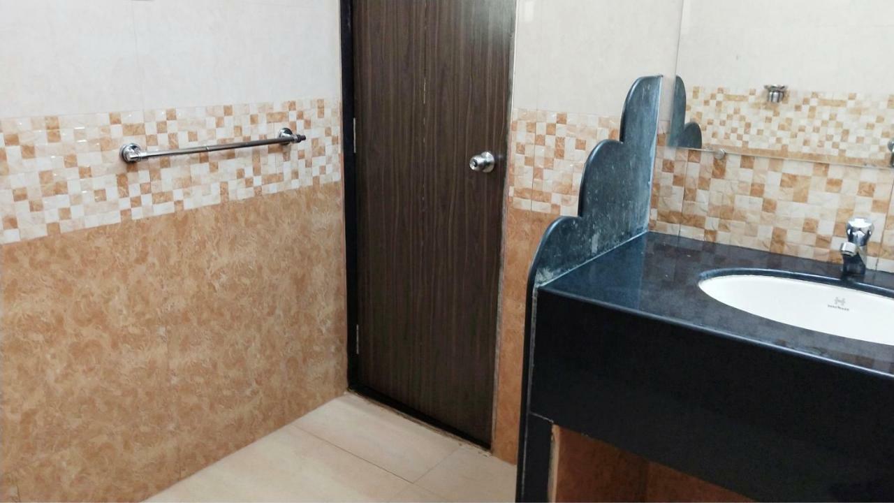 Amigo Plaza Hotel Колва Екстериор снимка